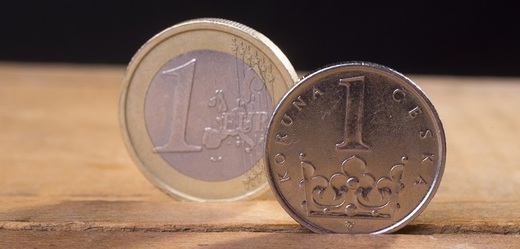 Koruna a euro (ilustrační foto).