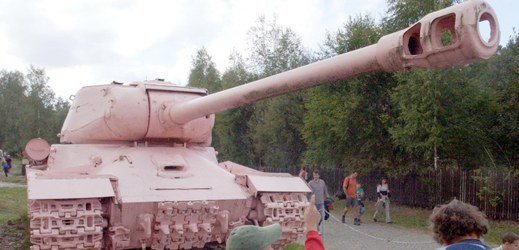 Růžový tank se stane součástí výstavy Kmeny 90.