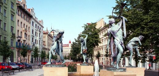 Sochy Anny Chromy na Senovážném náměstí v Praze.