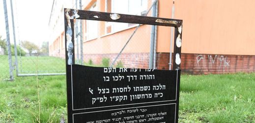 Poničená replika židovského náhrobku v Prostějově. 