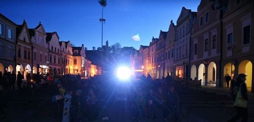 Diváci sledují bezplatnou večerní projekci na Masarykově náměstí.