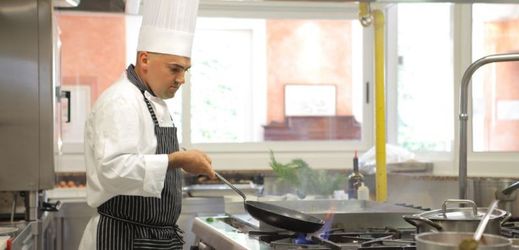 Provozovatelé stravovacích zařízení shánějí nejčastěji kuchaře (ilustrační foto).