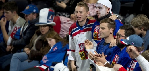 Čeští fanoušci dorazili do Francie v hojném počtu.
