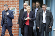 Kandidátka na prezidenta Marine Le Penová odchází z volební místnosti.