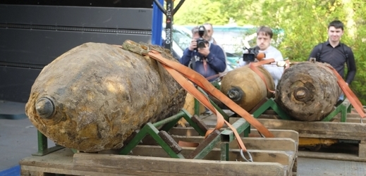 Nalezeny byly tři bomby - dvě britské 250kilogramové a jedna 500kilogramová.