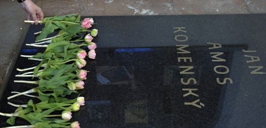 Lidé kladou květiny na hrob Jana Amose Komenského v Naardenu, kde 8. května malá slavnost připomněla osm desetiletí, které uplynuly od otevření jeho mauzolea.