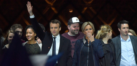 Emmanuel Macron se svojí manželkou Brigitte a dalšími rodinnými příslušníky.
