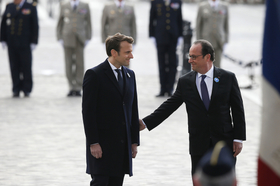 Zleva Emmanuel Macron a Francois Hollande.