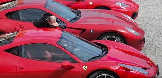 Vozů Ferrari na českých silnicích přibylo. 