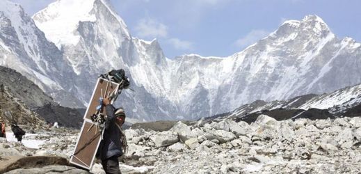 Nepálská horolezecká asociace chce zavedení horní věkové hranici pro výstup na Mount Everest (ilustrační foto).