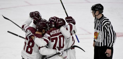 Hokejisté Lotyšska se radují z výhry nad Itálií