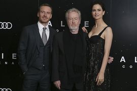 Herci Michael Fassbender (vlevo) a Katherine Waterstonová a režisér Ridley Scott.