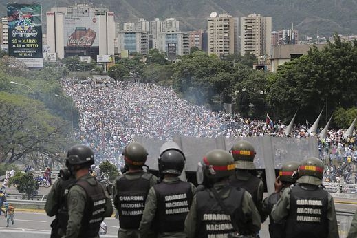 Ve Venezuele se masově protestuje proti upadající životní úrovni. Snímek pochází z hlavního města Caracasu.