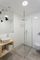 Každý pokoj má moderně zařízenou minimalistickou koupelnu.