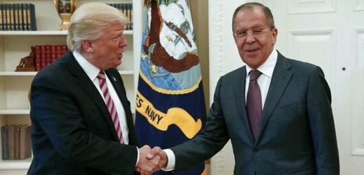 Americký prezident Donald Trump (vlevo) a ruský ministr zahraničí Sergej Lavrov.
