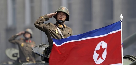 Severokorejský vojáci během vojenské přehlídky v Pchojngajngu, která se konala 15. dubna jako oslava 105. výročí narození Kim Ir-sena.