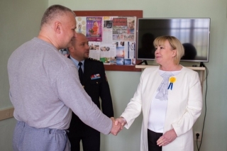 První dáma Ivana Zemanová na návštěvě v rýnovické věznici u Jiřího Kajínka.