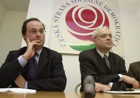 Francois Hollande (vlevo) a někdejší český premiér Vladimír Špidla (2004).