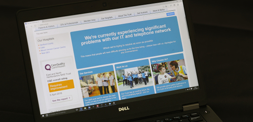 Zpráva na webových stránkách britské služby NHS informující o jejích technických potížích.