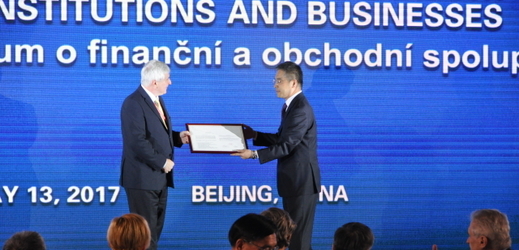 Guvernér České národní banky Jiří Rusnok (vlevo) předal 13. května v Pekingu zástupci čínské banky ICBC licenci na zřízení pobočky v ČR.