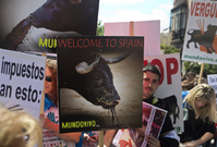 Protestující s transparenty během sobotní demonstrace v Madridu.