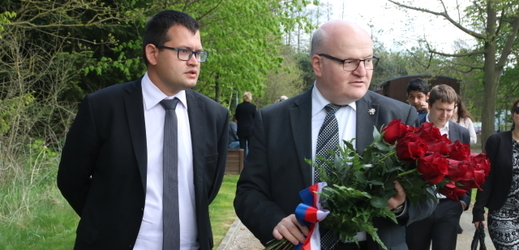 Ministr pro lidská práva Jan Chvojka (vlevo) a ministr kultury Daniel Herman na pietním aktu v Letech na Písecku.
