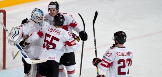 Hokejisté Švýcarska slaví výhru nad českými reprezentanty