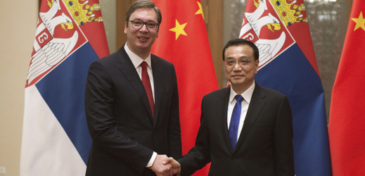 Srbský předseda vlády Aleksandar Vucic a čínský premiér Li Keqiang.