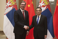 Srbský předseda vlády Aleksandar Vucic a čínský premiér Li Keqiang.