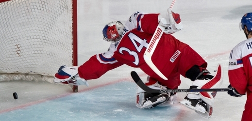 Český hokejový brankář Petr Mrázek v zápase proti Švýcarsku na mistrovství světa