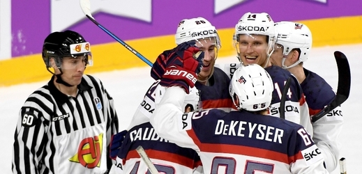 Hokejisté USA slaví postup ze gólu do sítě ruské sborné