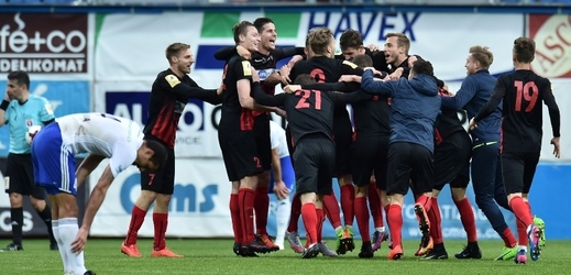 Fotbalisté Opavy se radují z výhry nad Mladou Boleslaví.