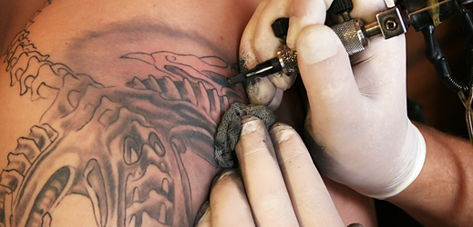 Zájem o moderní "zmizíkování" tetování roste (ilustrační foto).