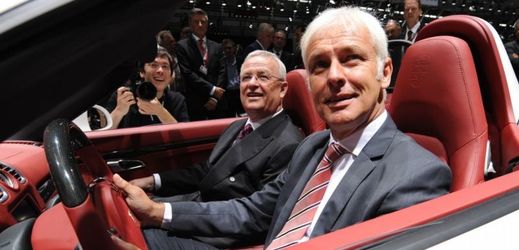 Matthiase Müllera, současného šéfa koncernu VW, vyšetřuje německá prokuratura. Stejně jako jeho předchůdce Martina Winterkorna (vzadu).