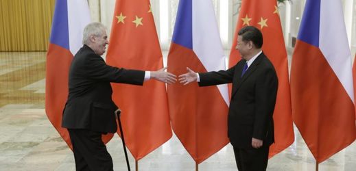Českého prezidenta Miloše Zemana vítá jeho čínský protějšek Si Ťin-pching.