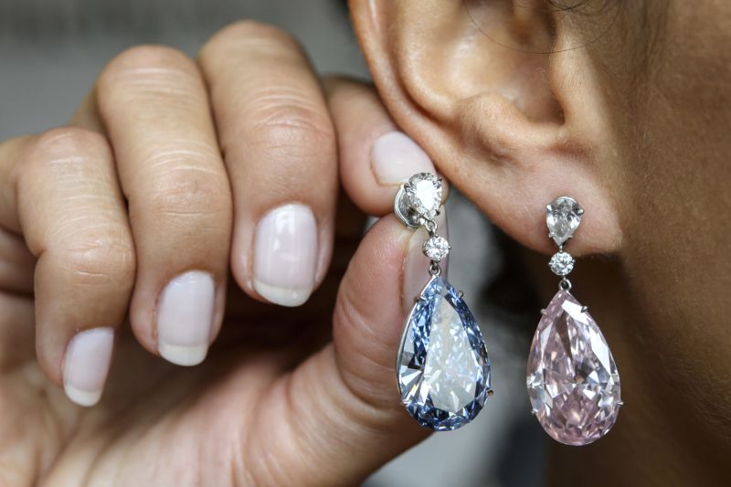 V ženevské aukční síni Sotheby's se tento týden vydražily dvě nejcennější diamantové náušnice, jež se zatím objevily v aukci. Modrý diamant Apollo a růžový diamant Artemis zůstaly spolu: získal je stejný kupec, který za oba klenoty zaplatil rekordní sumu 57 milionů dolarů (téměř 1,36 miliardy korun).