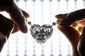 V Ženevě v síni Christie's se vydražil 92karátový diamant ve tvaru srdce. Největší diamant srdcového tvaru, jaký se kdy objevil v aukci, se prodal za 15 milionů dolarů (357 milionů korun).