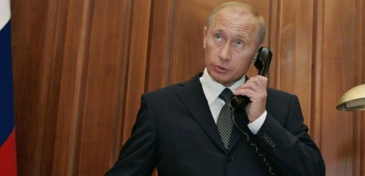Putin telefonoval s Macronem. 