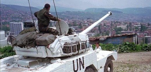 Tank mírových jednotek UNPROFOR hlídkuje na kopci nad Sarajevem (ilustrační foto).
