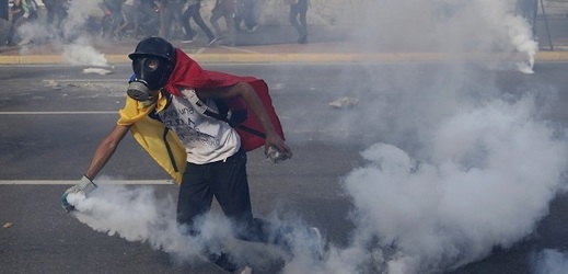 Ve Venezuele už téměř dva měsíce trvají protivládní protesty. 