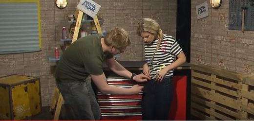 Adam a Lucie z barrandovského pořadu Kutil Adam poradí, jak snadno zapnout malé kalhoty.