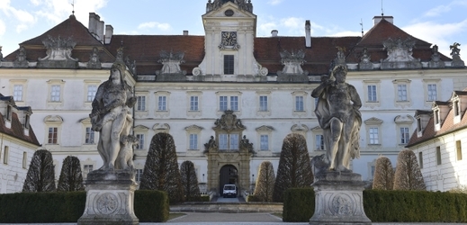 Pohár Alexandra Velikého je k vidění na zámku ve Valticích (na snímku).