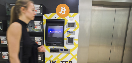 Bankomat na výměnu korun za bitcoiny v obchodním centru Arkády Pankrác v Praze.