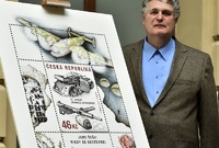 Poštovní známka připomínající 75. výročí operace Anthropoid byla představena 17. května v Praze.