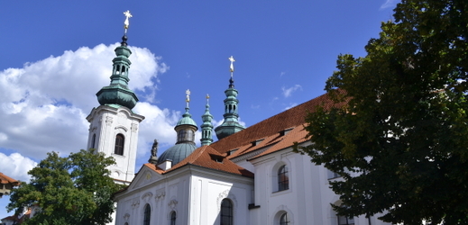 Pohled na Baziliku Nanebevzetí Panny Marie v Praze.