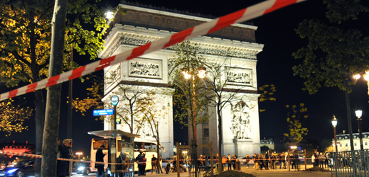 Pařížská třída Champs-Élysées po dubnovém teroristickém útoku.
