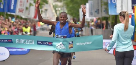Keňský vítěz Karlovarského půlmaratonu Kimitei Wilfred.