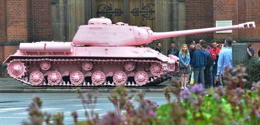 Růžový tank.