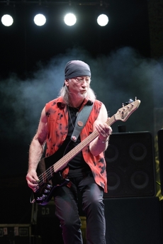 Baskytarista skupiny Deep Purple Roger Glover.