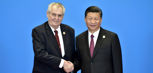 Český prezident Miloš Zeman (vlevo) s čínským prezidentem Si Ťin-pchingem.